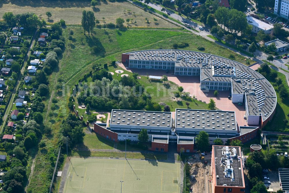 Luftaufnahme Berlin - Schulgebäude des Gymnasium Barnim-Gymnasium im Ortsteil Falkenberg in Berlin, Deutschland