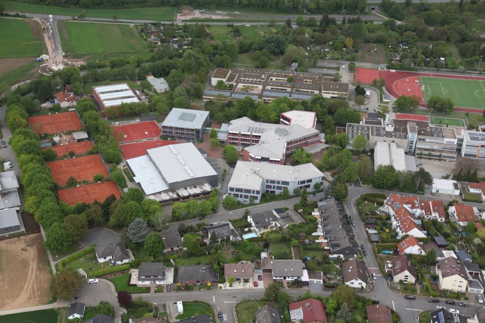 Luftaufnahme Nieder-Olm - Schulgebäude des Gymnasium, der IGS und Liesel-Metten-Schule in Nieder-Olm im Bundesland Rheinland-Pfalz, Deutschland