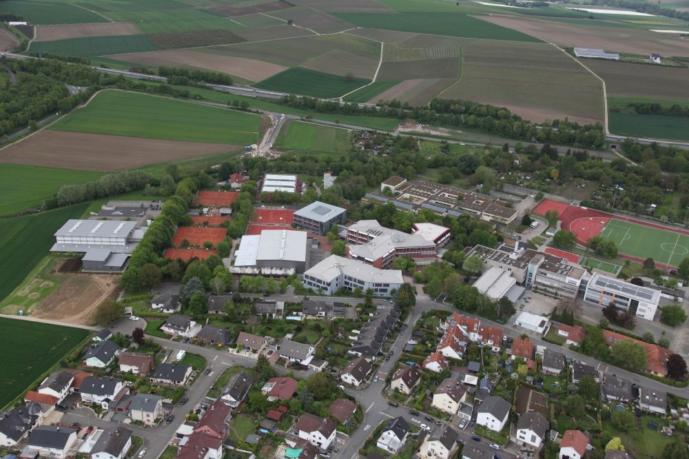 Nieder-Olm von oben - Schulgebäude des Gymnasium, der IGS und Liesel-Metten-Schule in Nieder-Olm im Bundesland Rheinland-Pfalz, Deutschland