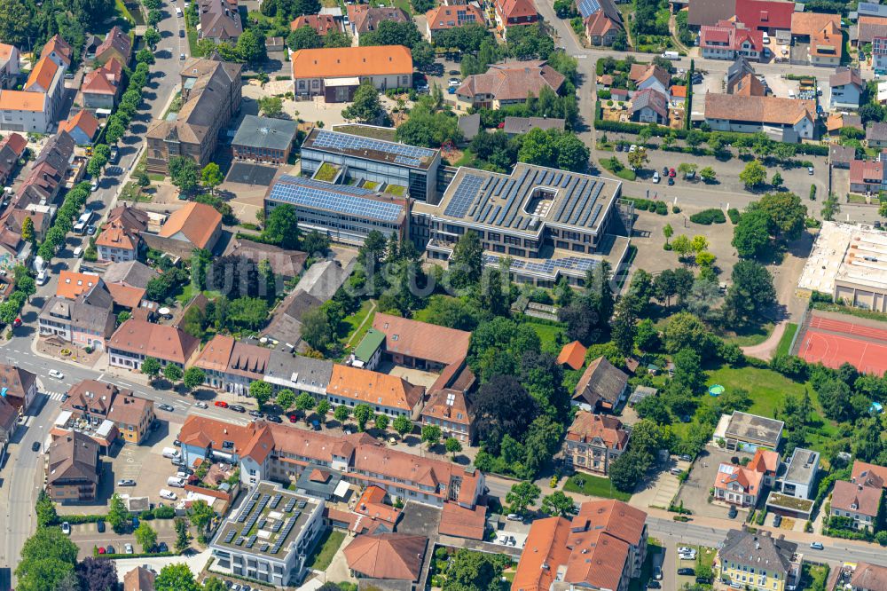 Kenzingen von oben - Schulgebäude des Gymnasium Kenzingen in Kenzingen im Bundesland Baden-Württemberg, Deutschland