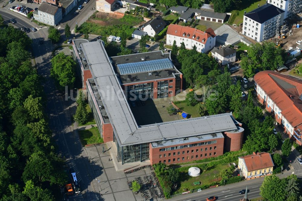 Bernau von oben - Schulgebäude des Gymnasium Paulus Praetorius Gymnasium in Bernau im Bundesland Brandenburg, Deutschland