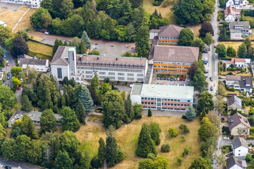 Luftaufnahme Menden (Sauerland) - Schulgebäude des Gymnasium Walburgisgynasium in Menden (Sauerland) im Bundesland Nordrhein-Westfalen, Deutschland