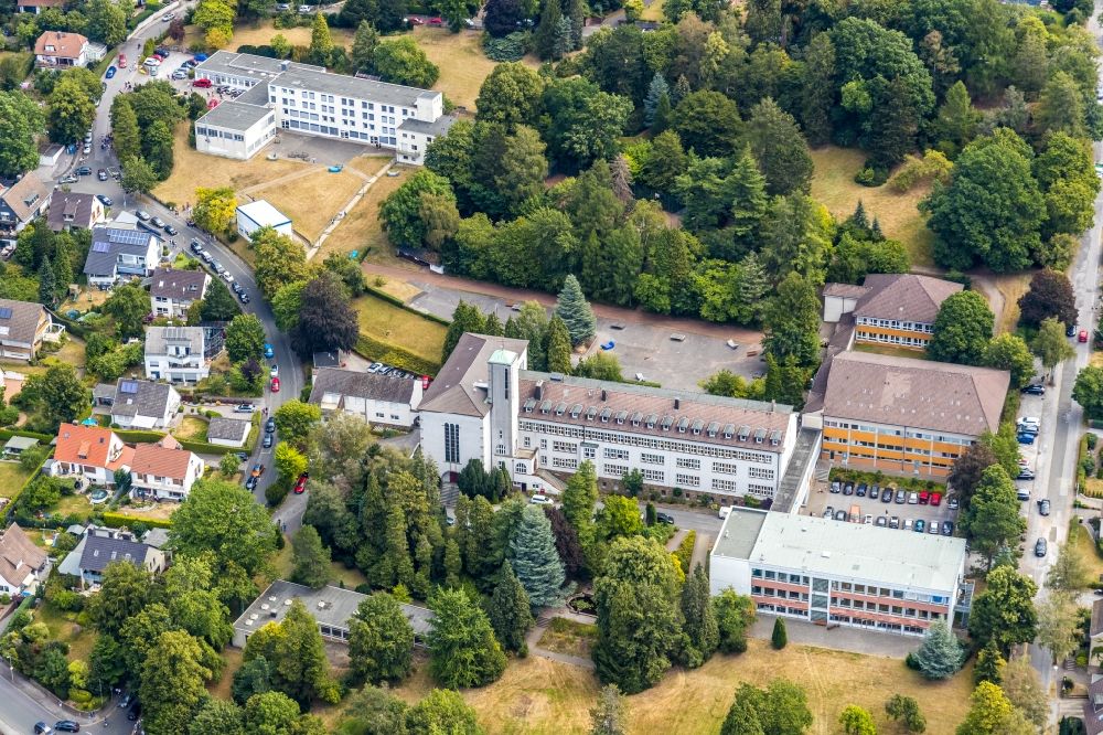 Menden (Sauerland) von oben - Schulgebäude des Gymnasium Walburgisgynasium in Menden (Sauerland) im Bundesland Nordrhein-Westfalen, Deutschland