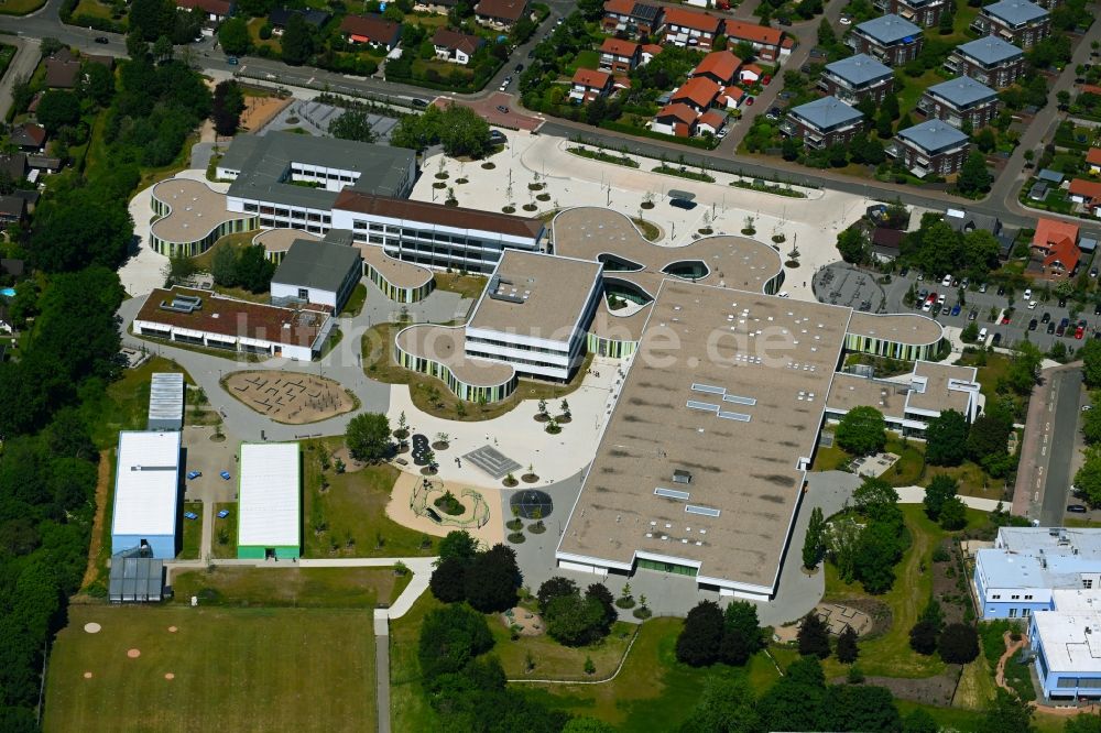 Wolfsburg von oben - Schulgebäude des Gymnasium in Wolfsburg im Bundesland Niedersachsen, Deutschland