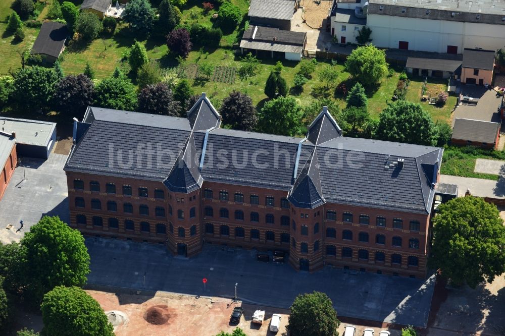 Luftaufnahme Magdeburg - Schulgebäude des Gymnasiums Wilhelm-Raabe im Stadtteil Sudenburg in Magdeburg im Bundesland Sachsen-Anhalt