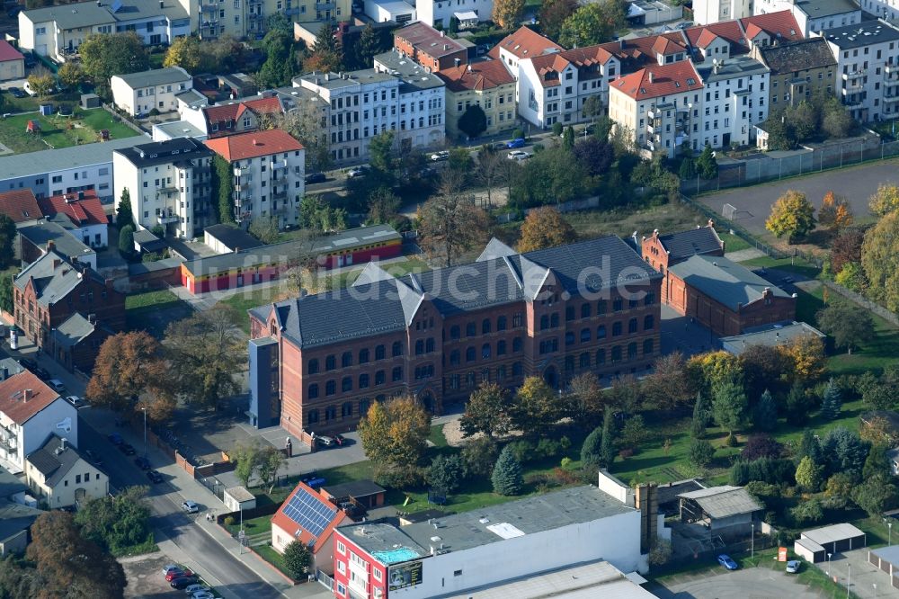 Magdeburg von oben - Schulgebäude des Gymnasiums Wilhelm-Raabe im Stadtteil Sudenburg in Magdeburg im Bundesland Sachsen-Anhalt