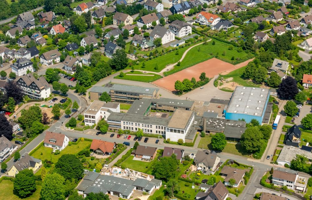 Breckerfeld aus der Vogelperspektive: Schulgebäude der Hauptschule Breckerfeld in Breckerfeld im Bundesland Nordrhein-Westfalen, Deutschland