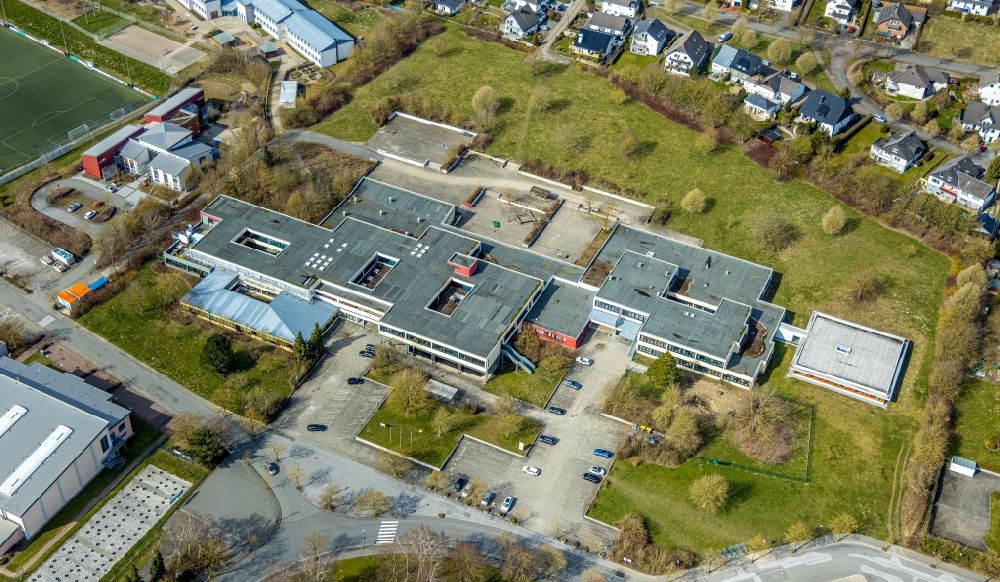 Luftaufnahme Brilon - Schulgebäude der Heinrich-Lübke-Schule und das Gymnasium Petrinum Brilon in Brilon im Bundesland Nordrhein-Westfalen, Deutschland