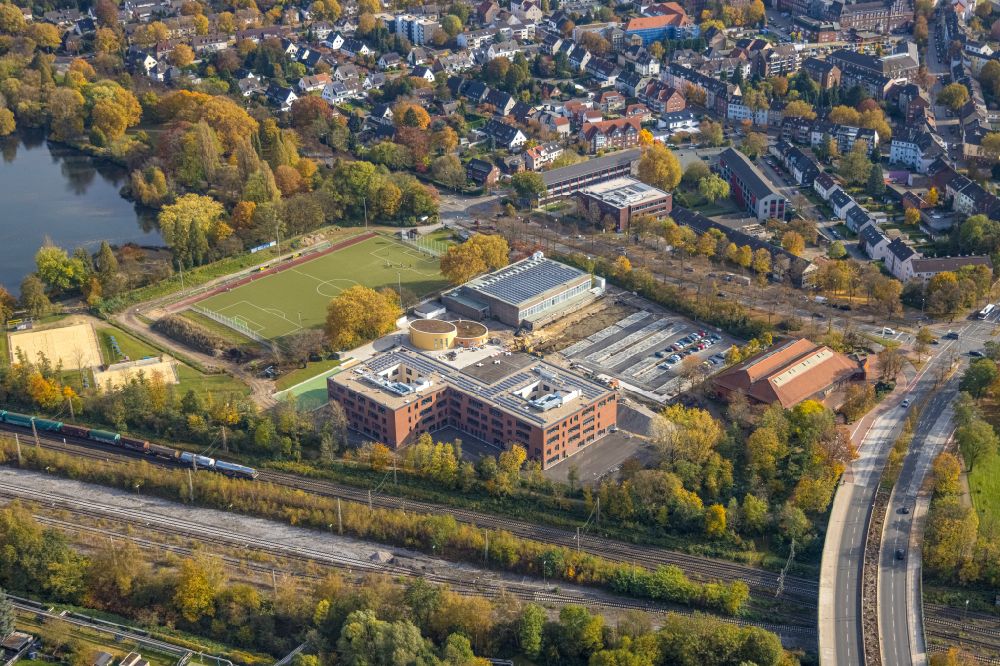 Gladbeck von oben - Schulgebäude des Heisenberg Gymnasium an der Konrad-Adenauer-Allee in Gladbeck im Bundesland Nordrhein-Westfalen, Deutschland