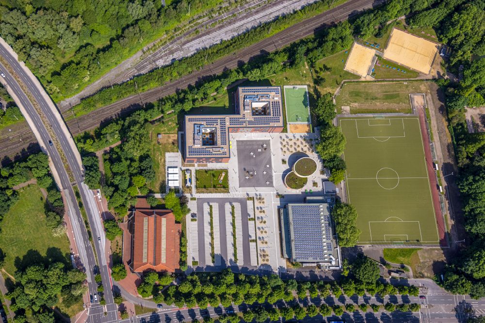 Luftaufnahme Gladbeck - Schulgebäude des Heisenberg Gymnasium an der Konrad-Adenauer-Allee in Gladbeck im Bundesland Nordrhein-Westfalen, Deutschland