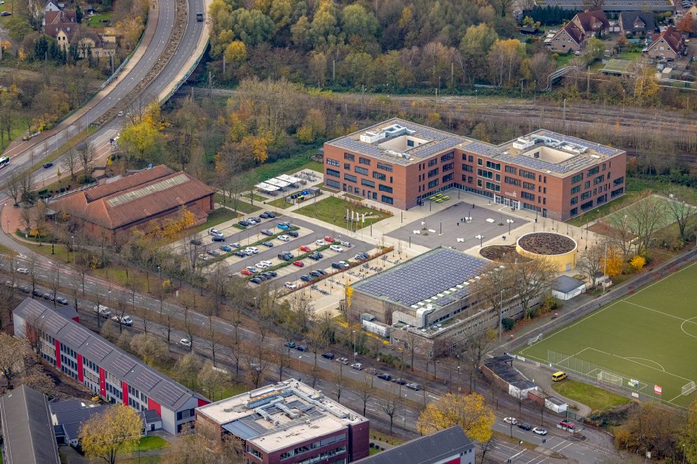 Luftbild Gladbeck - Schulgebäude des Heisenberg Gymnasium an der Konrad-Adenauer-Allee in Gladbeck im Bundesland Nordrhein-Westfalen, Deutschland