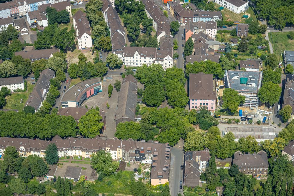 Luftbild Duisburg - Schulgebäude der Herbert Grillo-Gesamtschule im Ortsteil Marxloh in Duisburg im Bundesland Nordrhein-Westfalen