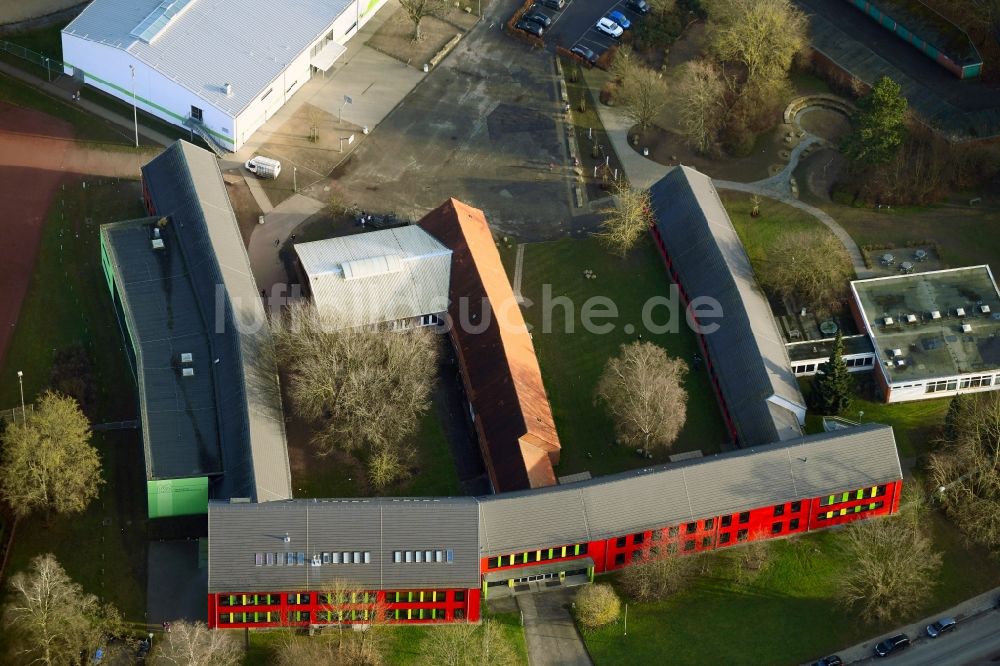Lübeck aus der Vogelperspektive: Schulgebäude der Holstentor-Gemeinschaftsschule in Lübeck im Bundesland Schleswig-Holstein, Deutschland
