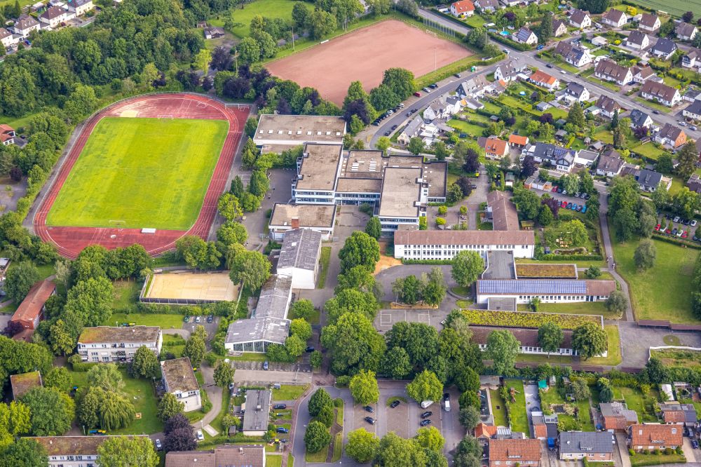 Bönen von oben - Schulgebäude der Humboldt-Realschule und des Marie-Curie-Gymnasium in Bönen im Bundesland Nordrhein-Westfalen, Deutschland