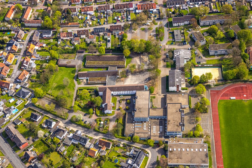 Luftbild Bönen - Schulgebäude der Humboldt-Realschule und des Marie-Curie-Gymnasium mit Sportplatz in Bönen im Bundesland Nordrhein-Westfalen, Deutschland