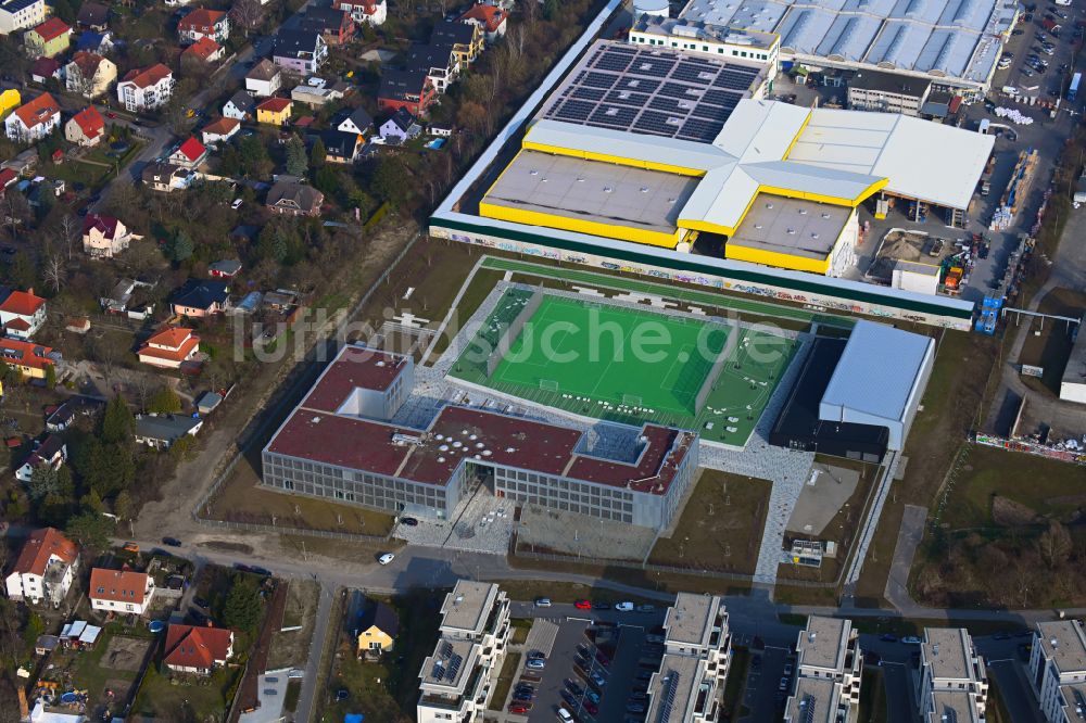 Luftaufnahme Berlin - Schulgebäude Integrierte Sekundarschule Mahlsdorf im Ortsteil Mahlsdorf in Berlin, Deutschland