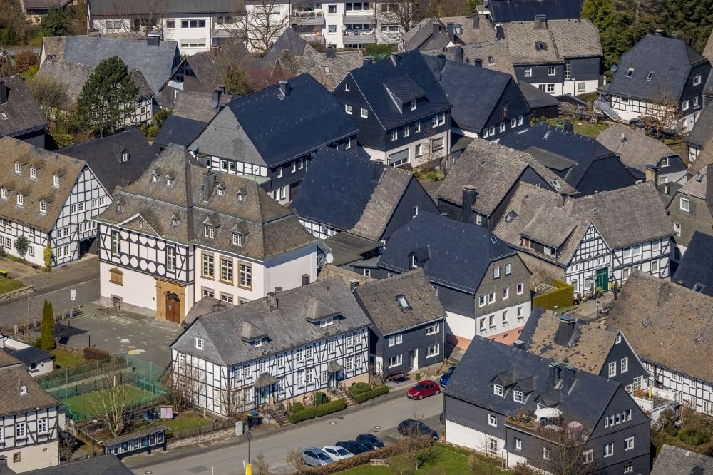 Luftaufnahme Eversberg - Schulgebäude St. Johannes-Schule in Eversberg im Bundesland Nordrhein-Westfalen, Deutschland