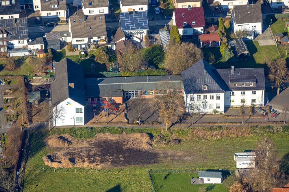 Luftbild Balve - Schulgebäude Kath. Grundschule - Drei Könige - Garbeck in Balve im Bundesland Nordrhein-Westfalen, Deutschland