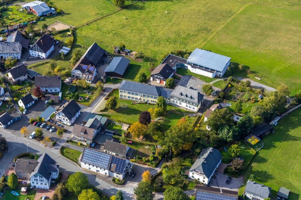 Hellefeld von oben - Schulgebäude der Kath. Grundschule Hellefeld in Sundern (Sauerland) im Bundesland Nordrhein-Westfalen, Deutschland