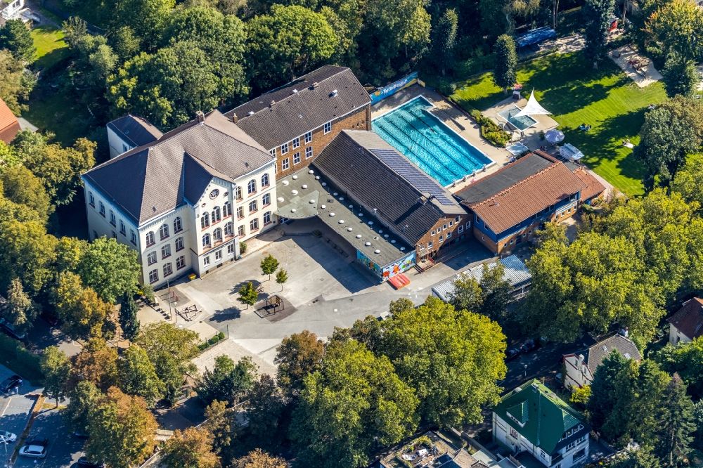 Luftbild Unna - Schulgebäude der Katharinenschule Unna und das Schwimmbad Freibad Bornekamp an der Bornekampstraße in Unna im Bundesland Nordrhein-Westfalen, Deutschland