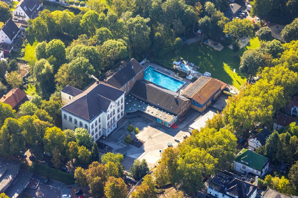 Luftaufnahme Unna - Schulgebäude der Katharinenschule Unna und das Schwimmbad Freibad Bornekamp an der Bornekampstraße in Unna im Bundesland Nordrhein-Westfalen, Deutschland