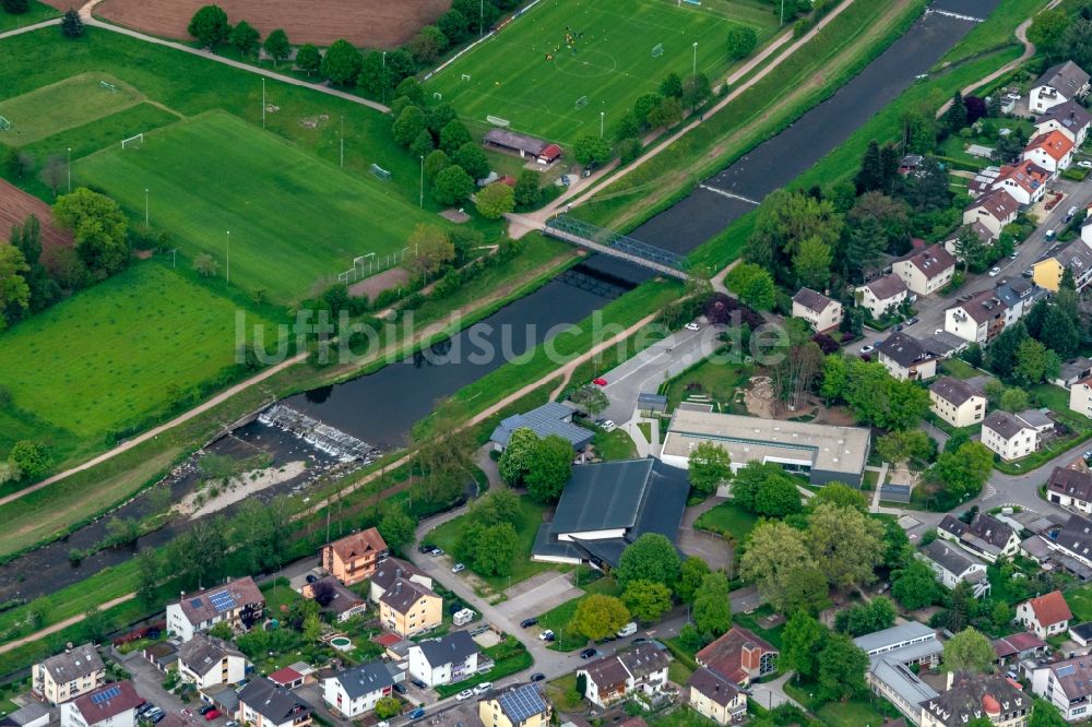 Luftaufnahme Wasser - Schulgebäude der KIta Elzdammnest in Wasser im Bundesland Baden-Württemberg, Deutschland