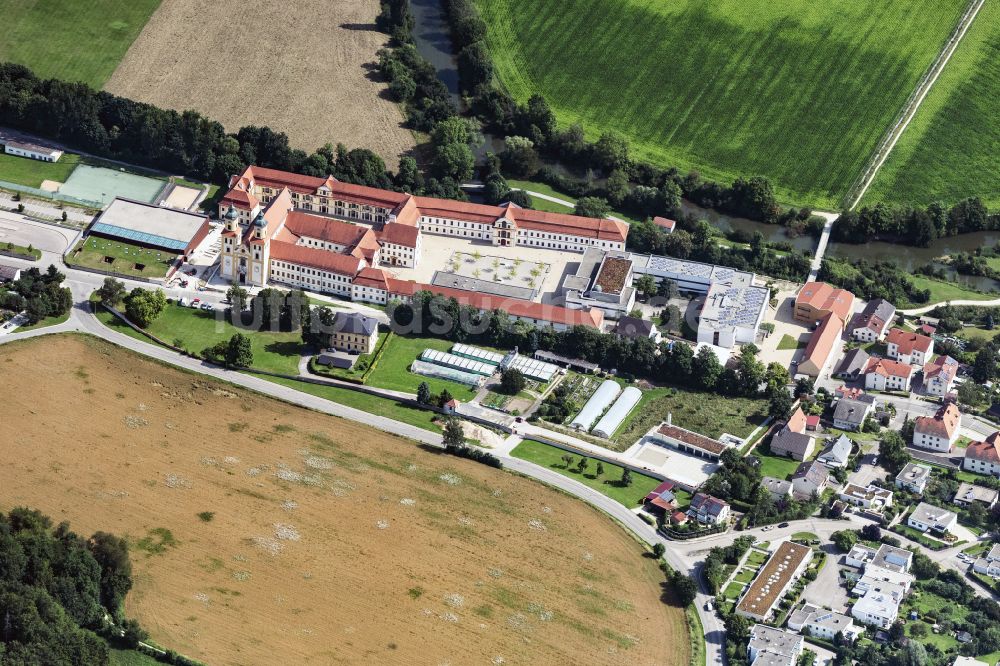 Eichstätt aus der Vogelperspektive: Schulgebäude der Knabenrealschule im Kloster Rebdorf in Eichstätt im Bundesland Bayern