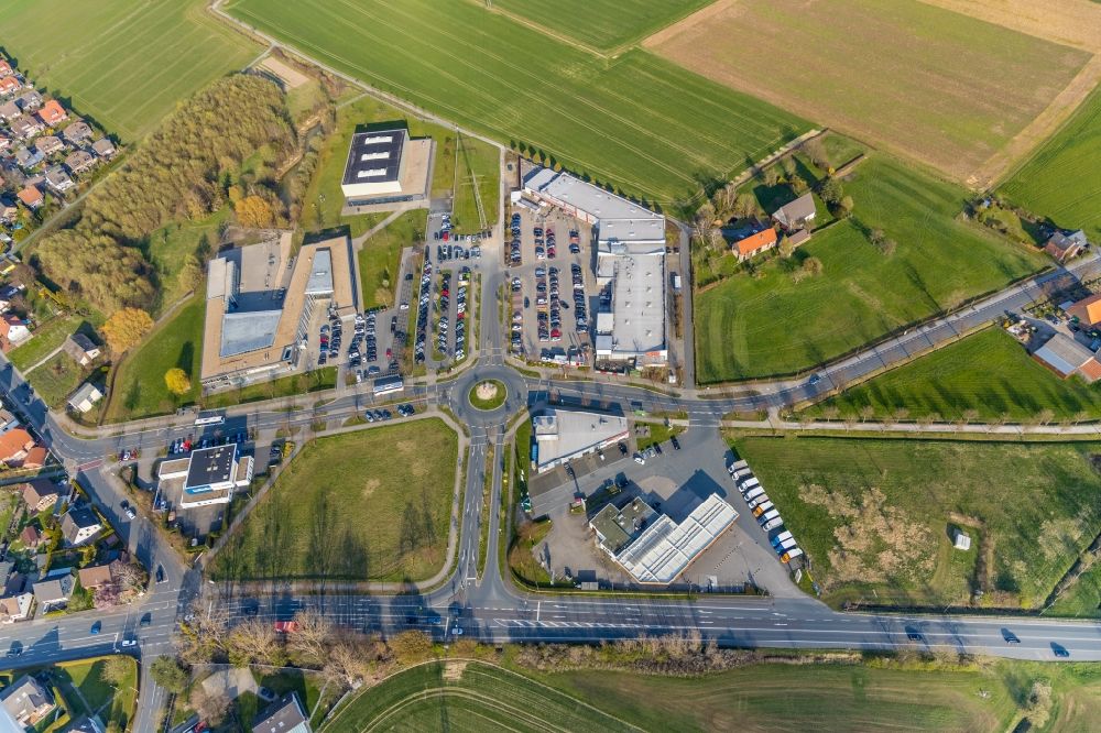 Luftbild Hamm - Schulgebäude der Konrad-Adenauer Realschule, Hamm und Einkaufszentrum in Hamm im Bundesland Nordrhein-Westfalen, Deutschland
