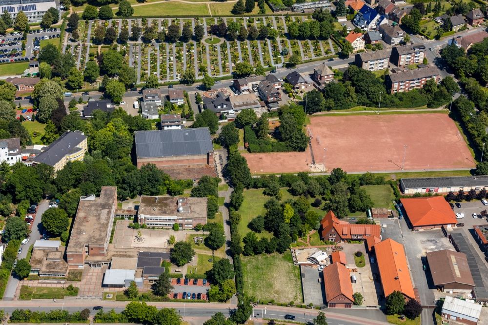 Neubeckum von oben - Schulgebäude der Kopernikus-Gymnasium Neubeckum in Neubeckum im Bundesland Nordrhein-Westfalen, Deutschland