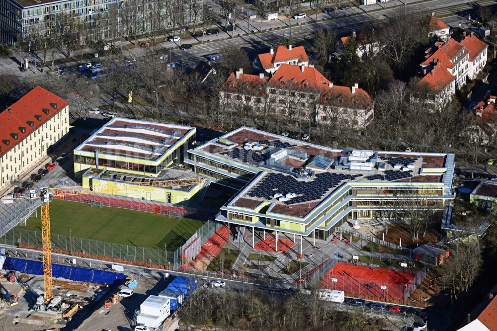 Luftaufnahme München - Schulgebäude im Kreativquartier in München im Bundesland Bayern, Deutschland