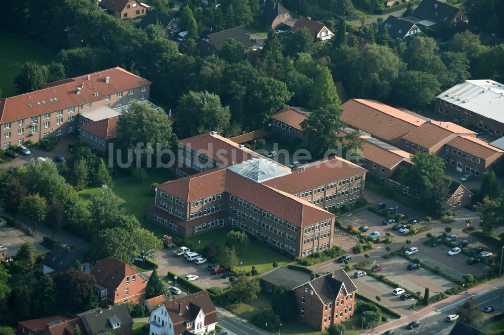 Aurich von oben - Schulgebäude der Kreisvolkshochschule in der Oldersumer Straße in Aurich im Bundesland Niedersachsen