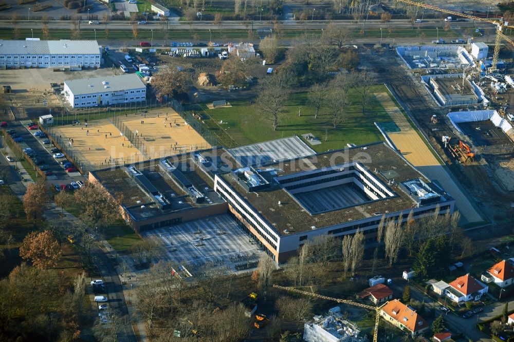 Luftaufnahme Potsdam - Schulgebäude der Leonardo-da-Vinci-Gesamtschule Potsdam an der Esplanade im Ortsteil Bornstedt in Potsdam im Bundesland Brandenburg, Deutschland