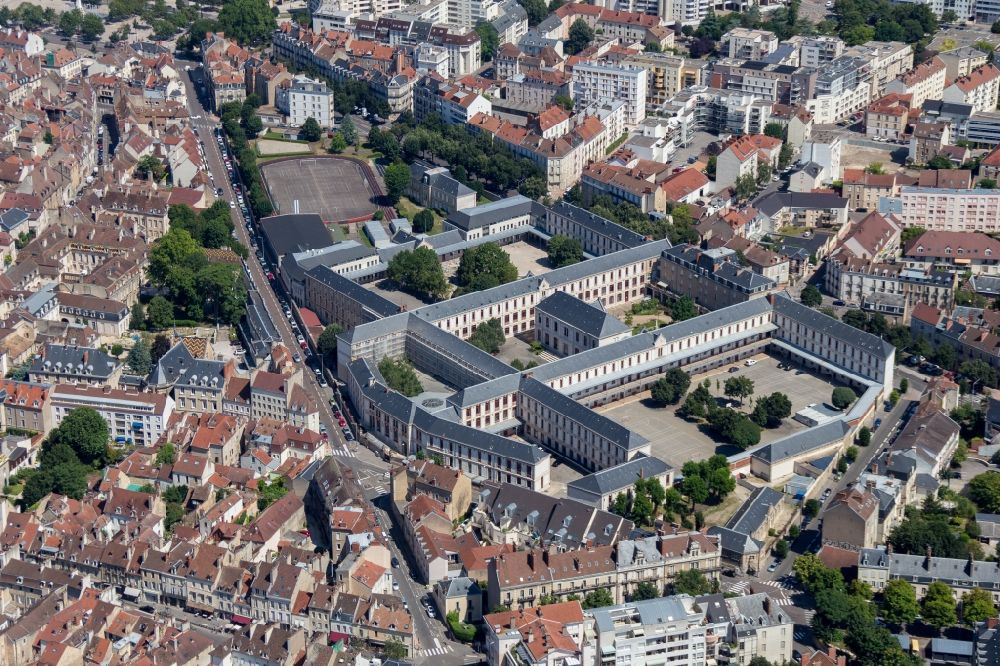 Dijon von oben - Schulgebäude des Lycee Carnot in Dijon in Bourgogne Franche-Comte, Frankreich