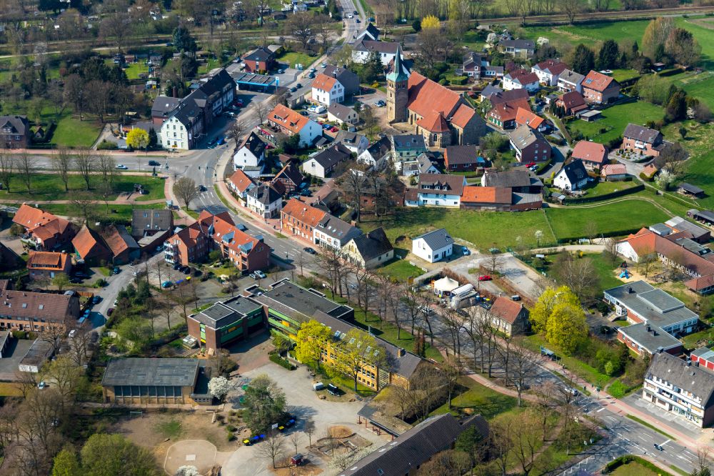 Luftaufnahme Wulfen - Schulgebäude Maria-Montessori-Schule Dorsten in Wulfen im Bundesland Nordrhein-Westfalen, Deutschland