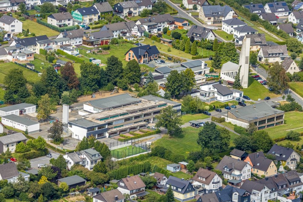 Luftaufnahme Meschede - Schulgebäude der Mariengrundschule in Meschede im Bundesland Nordrhein-Westfalen, Deutschland