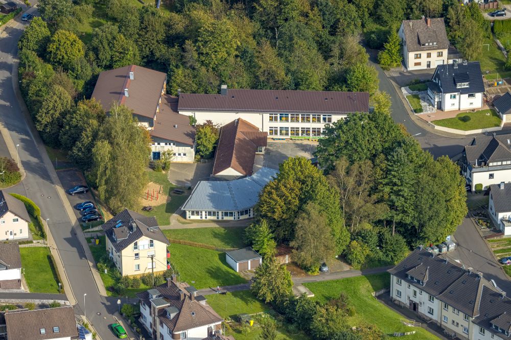 Kreuztal aus der Vogelperspektive: Schulgebäude St. Martin-Schule in Kreuztal im Bundesland Nordrhein-Westfalen, Deutschland