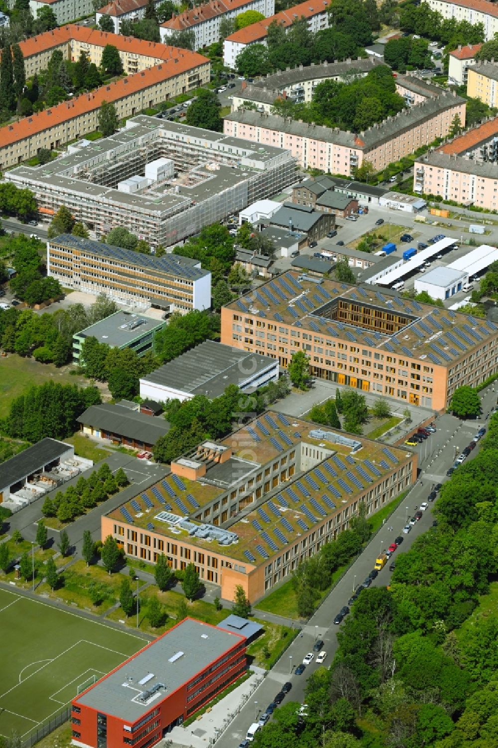 Berlin aus der Vogelperspektive: Schulgebäude der Max-Bill-Schule - OSZ Planen Bauen Gestalten in Weißensee in Berlin, Deutschland