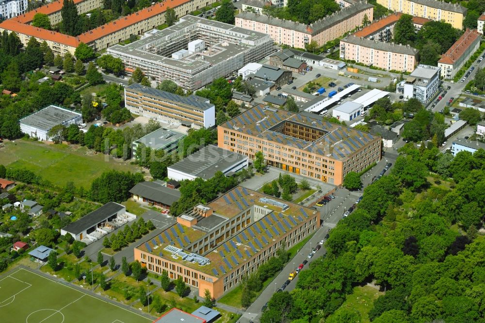 Luftbild Berlin - Schulgebäude der Max-Bill-Schule - OSZ Planen Bauen Gestalten in Weißensee in Berlin, Deutschland