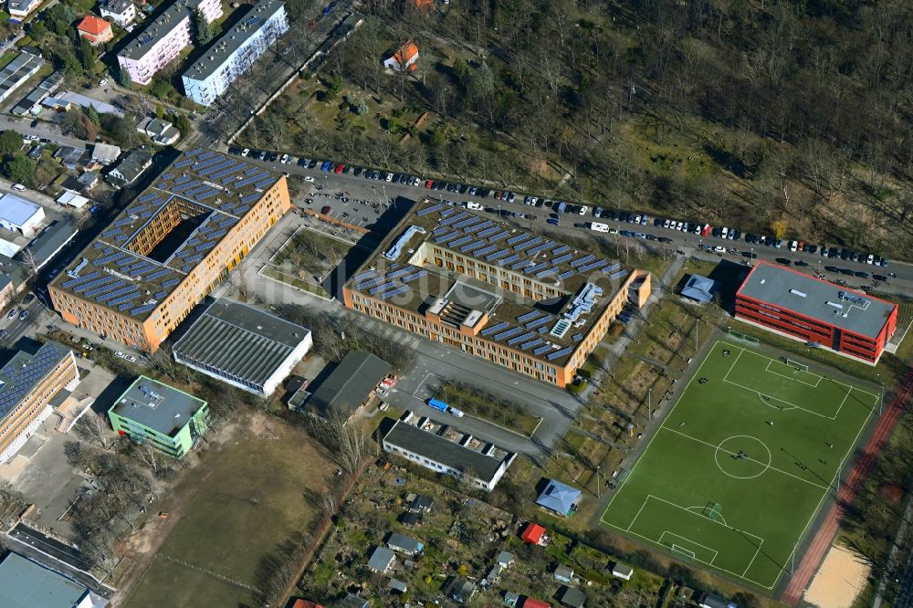Luftaufnahme Berlin - Schulgebäude der Max-Bill-Schule - OSZ Planen Bauen Gestalten in Weißensee in Berlin, Deutschland