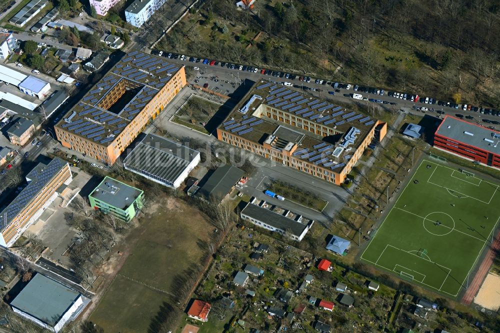 Berlin von oben - Schulgebäude der Max-Bill-Schule - OSZ Planen Bauen Gestalten in Weißensee in Berlin, Deutschland