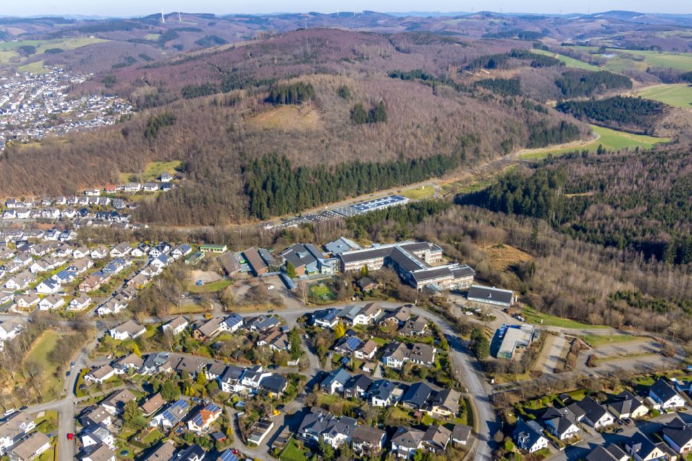 Luftaufnahme Olpe - Schulgebäude Max von der Grün-Schule in Olpe im Bundesland Nordrhein-Westfalen, Deutschland