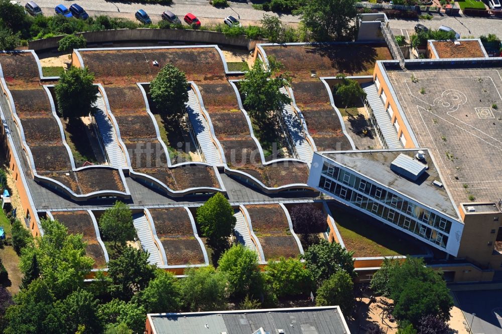 Luftaufnahme Berlin - Schulgebäude der Michael-Ende-Schule an der Neuhofer Straße im Ortsteil Rudow in Berlin, Deutschland