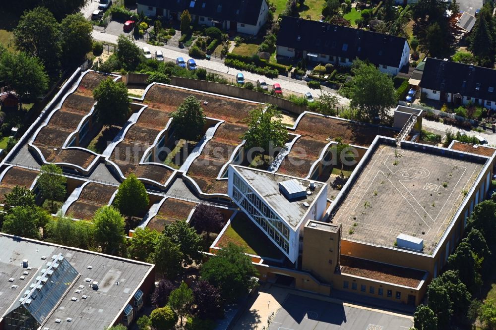 Berlin aus der Vogelperspektive: Schulgebäude der Michael-Ende-Schule an der Neuhofer Straße im Ortsteil Rudow in Berlin, Deutschland