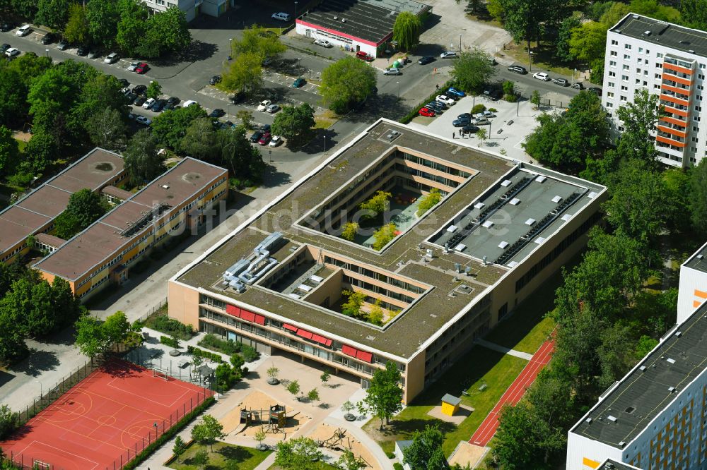 Berlin aus der Vogelperspektive: Schulgebäude der Nils-Holgersson-Schule im Ortsteil Fennpfuhl in Berlin, Deutschland