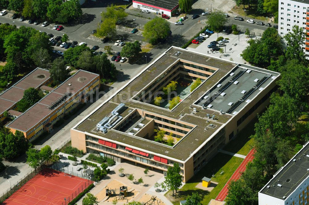 Luftbild Berlin - Schulgebäude der Nils-Holgersson-Schule im Ortsteil Fennpfuhl in Berlin, Deutschland