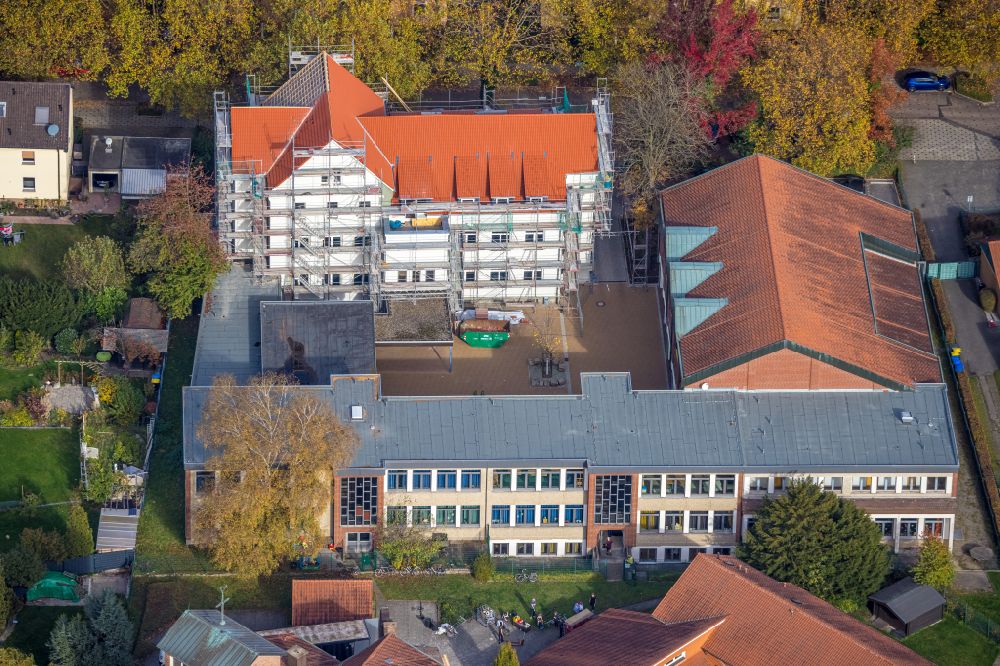 Luftaufnahme Bergkamen - Schulgebäude Pestalozzischule und die Kirche St. Elisabeth in Bergkamen im Bundesland Nordrhein-Westfalen, Deutschland