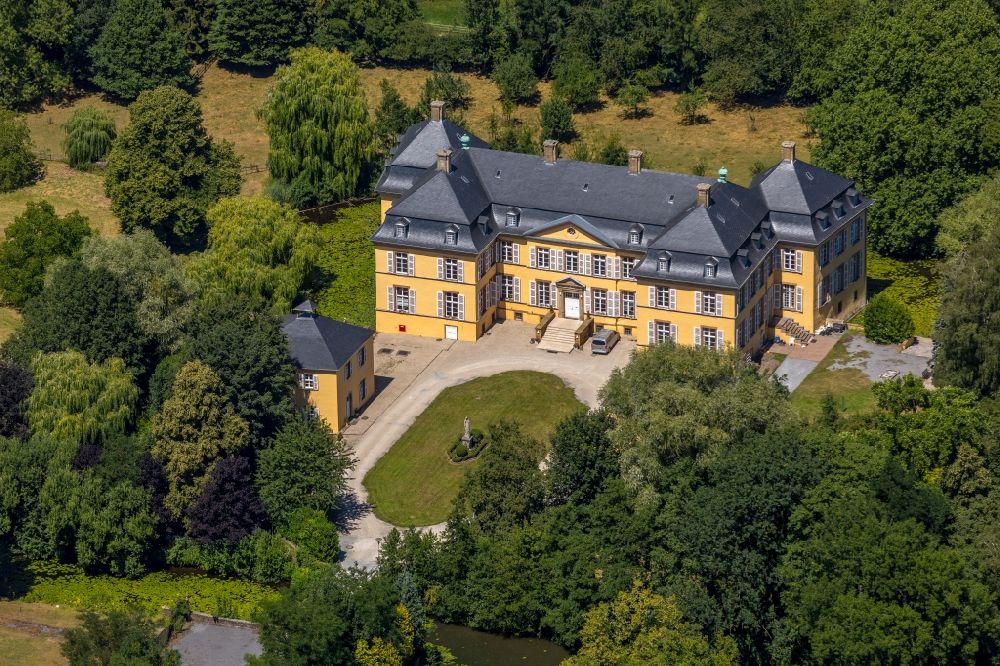 Wadersloh aus der Vogelperspektive: Schulgebäude der Privatschule Schloss Crassenstein in Wadersloh im Bundesland Nordrhein-Westfalen, Deutschland