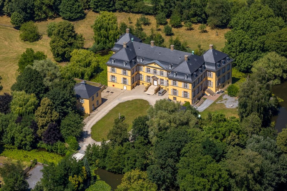 Luftaufnahme Wadersloh - Schulgebäude der Privatschule Schloss Crassenstein in Wadersloh im Bundesland Nordrhein-Westfalen, Deutschland