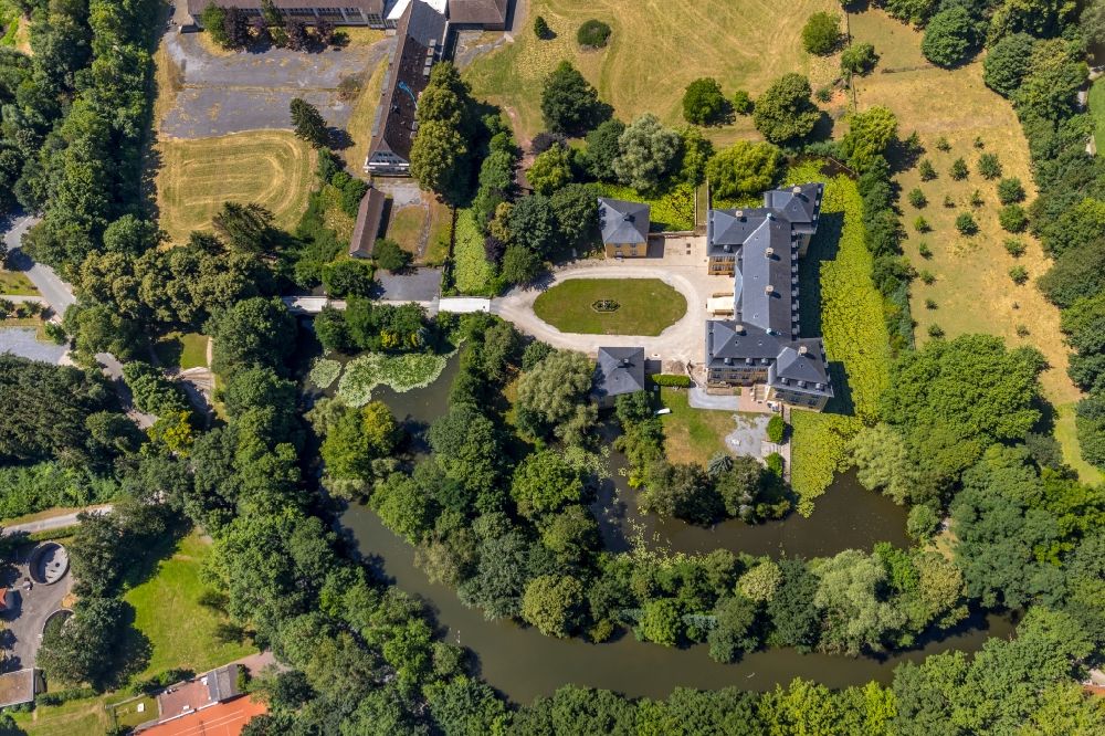 Luftaufnahme Wadersloh - Schulgebäude der Privatschule Schloss Crassenstein in Wadersloh im Bundesland Nordrhein-Westfalen, Deutschland