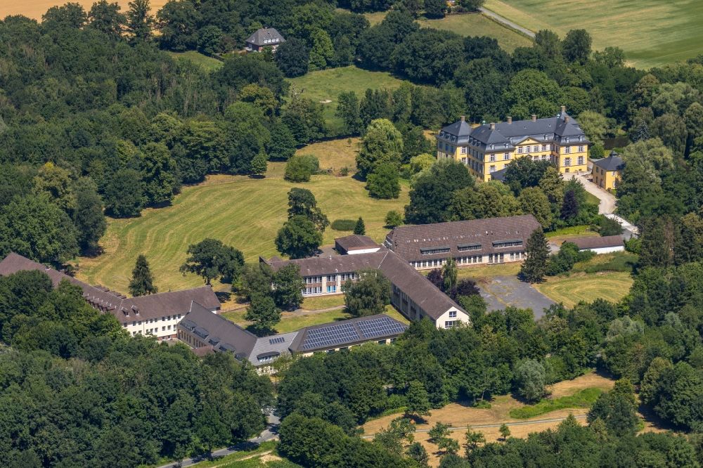 Wadersloh von oben - Schulgebäude der Privatschule Schloss Crassenstein in Wadersloh im Bundesland Nordrhein-Westfalen, Deutschland